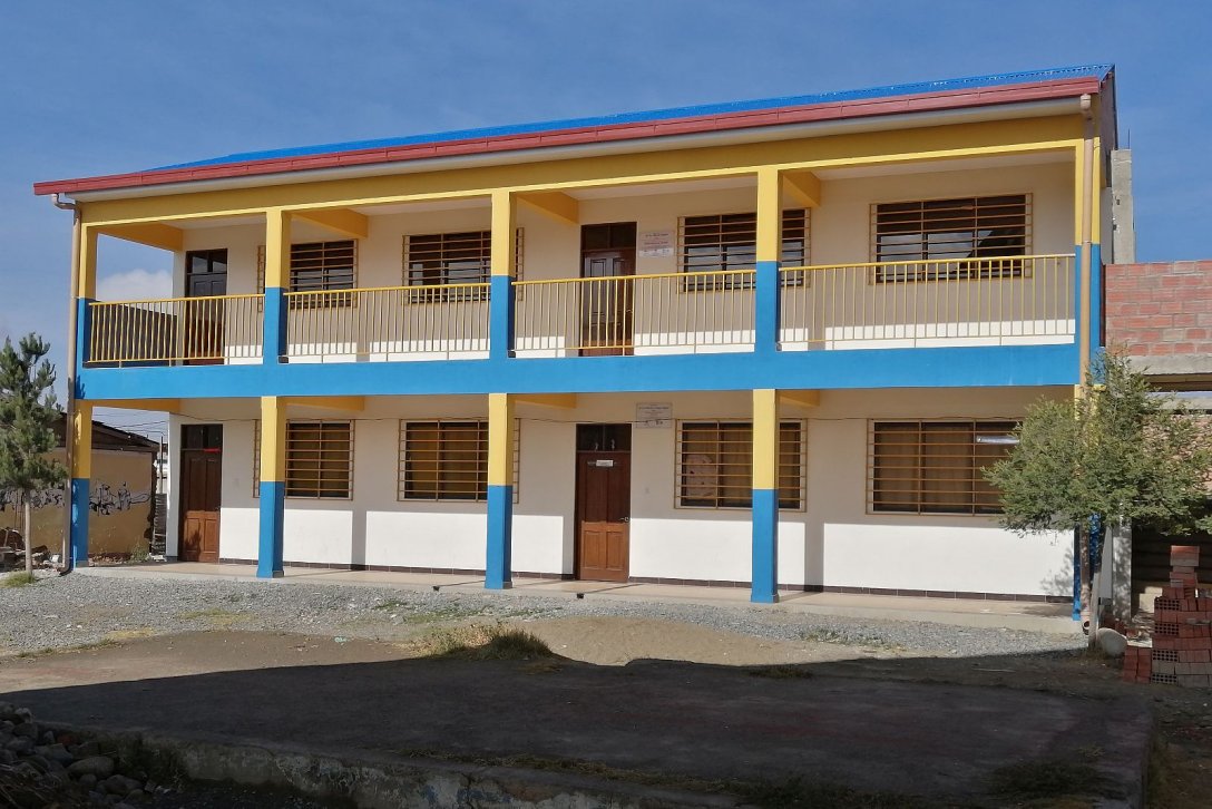 Schulgebäude mit zwei Stockwerken 