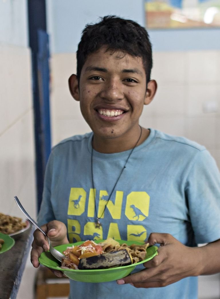 Jugendlicher beim Essen in einer Don Bosco Einrichtung in Santa Cruz in Bolivien