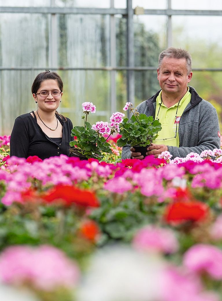 Junge Frau mit Ausbilder bei der Ausbildung zur Gärtnerin der Caritas Don Bosco gGmbH in Würzburg-Gadheim 