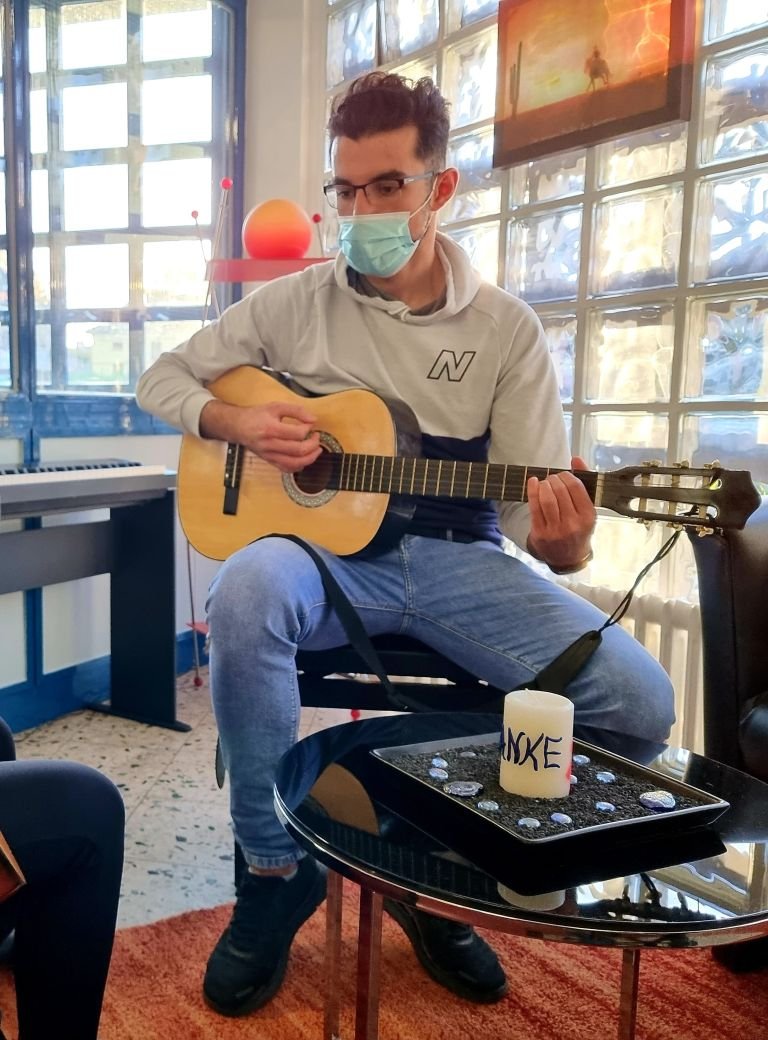 Melad Elia gibt einer Jugendlichen Gitarrenunterricht 