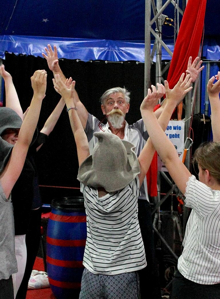 Pantomime Bene S. Schmidt mit Kindern bei einer Gala des Zirkus Giovanni bei Don Bosco in Bamberg 