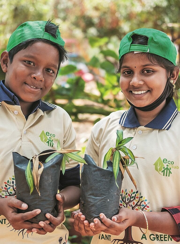 zwei Kinder in Indien in einem Öko-Klub von Don Bosco 