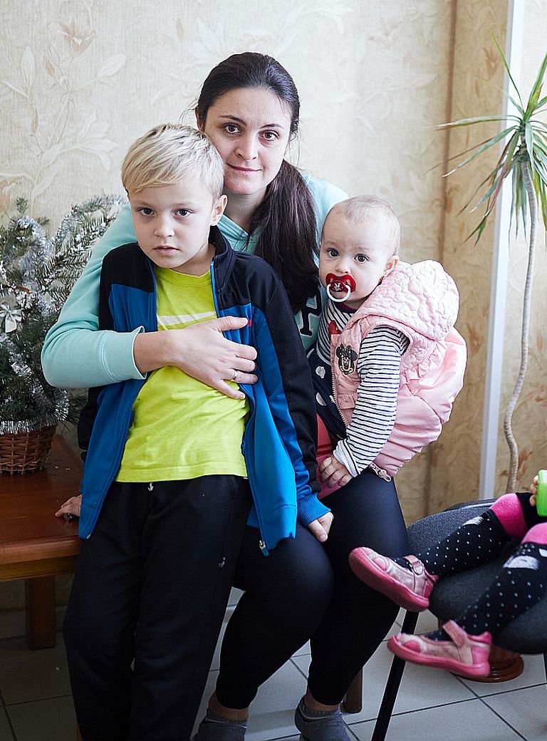 Mutter mit Kindern in der Ukraine 