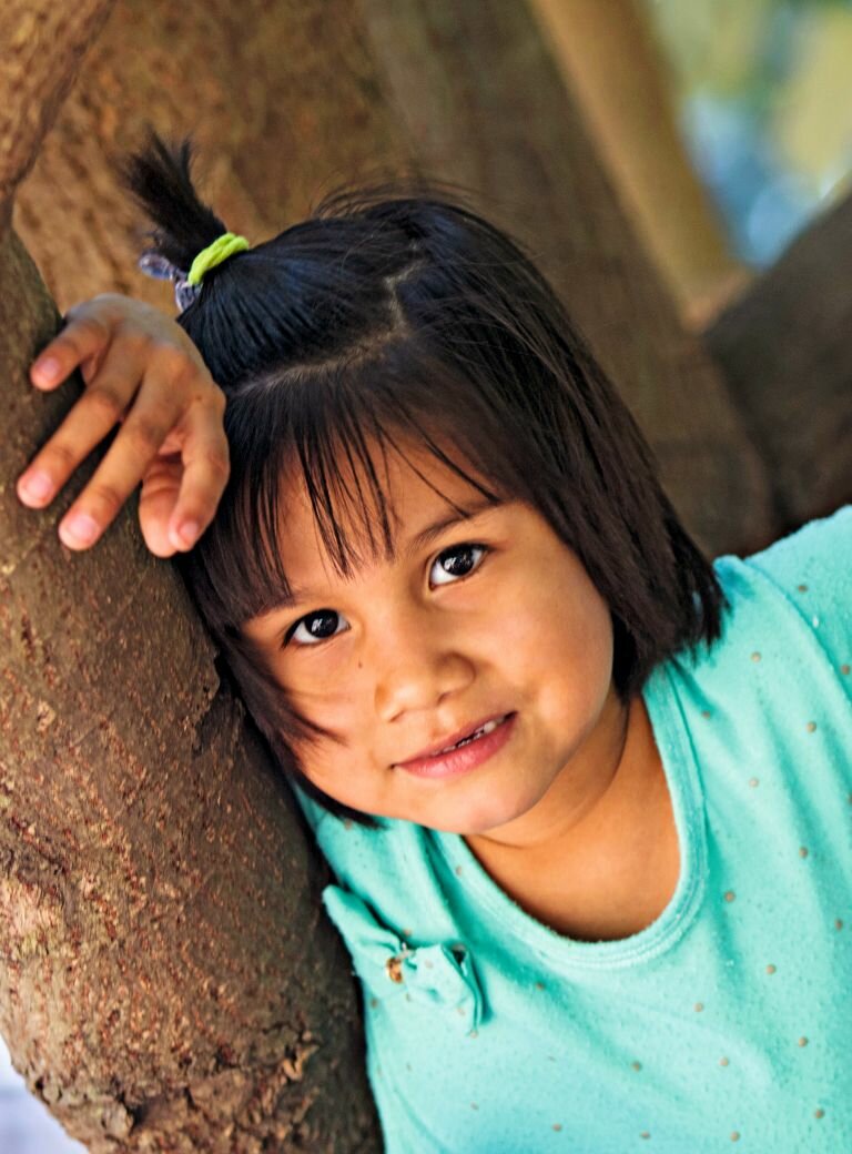 Mädchen vorsichtig lächelnd in Don Bosco Einrichtung für Straßenkinder in Santa Cruz