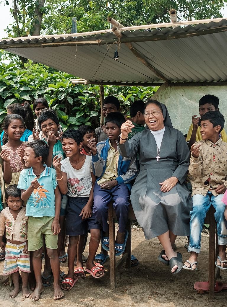 Don Bosco Schwester Annie Enchenatil mit Kindern im Nordosten Indiens 