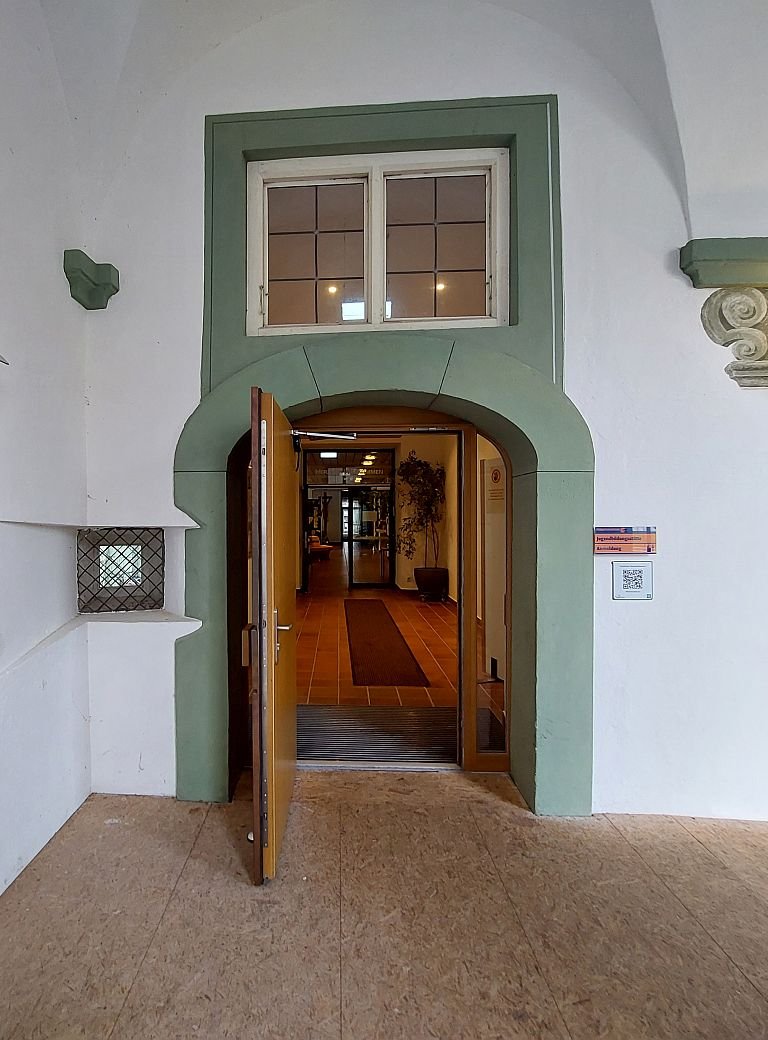 Zugang zum AZ durch den Arkadenhof des Klosters Benediktbeuern 