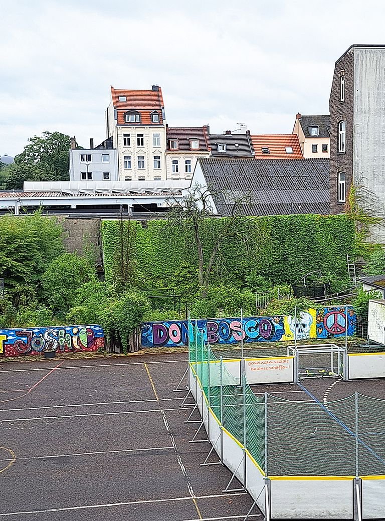 Fußballplatz des Don-Bosco-Clubs in Köln mit fehlendem Zaun