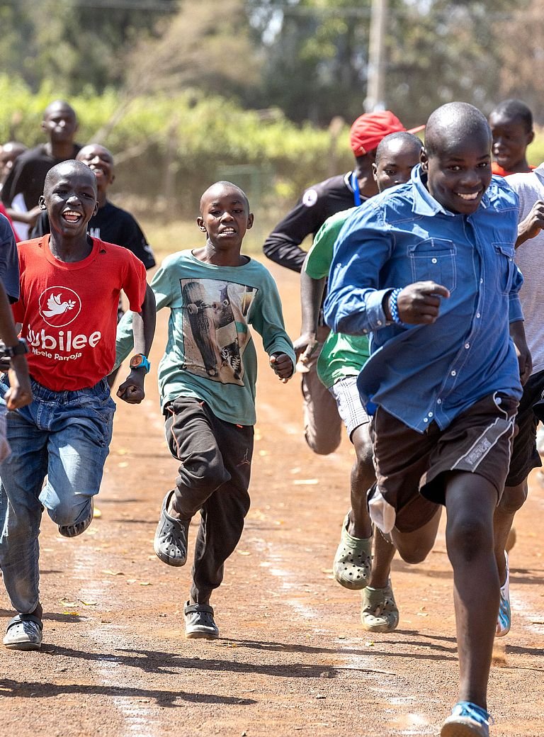 Jungen machen Sport bei Bosco Boys in Nairobi