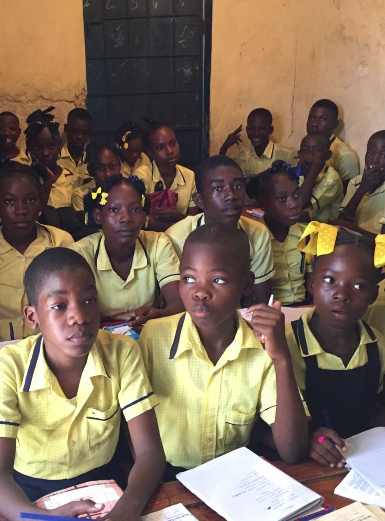 Schüler und Schülerinnen in einem Klassenzimmer in Haiti