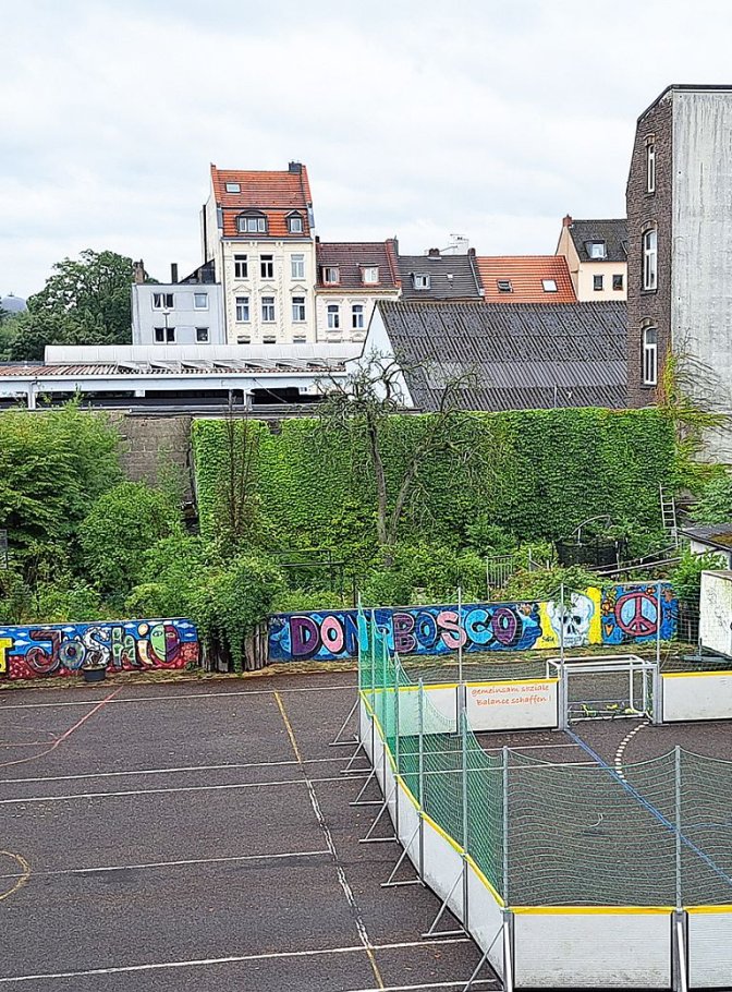 Köln: Neuer Zaun für Fußballplatz  