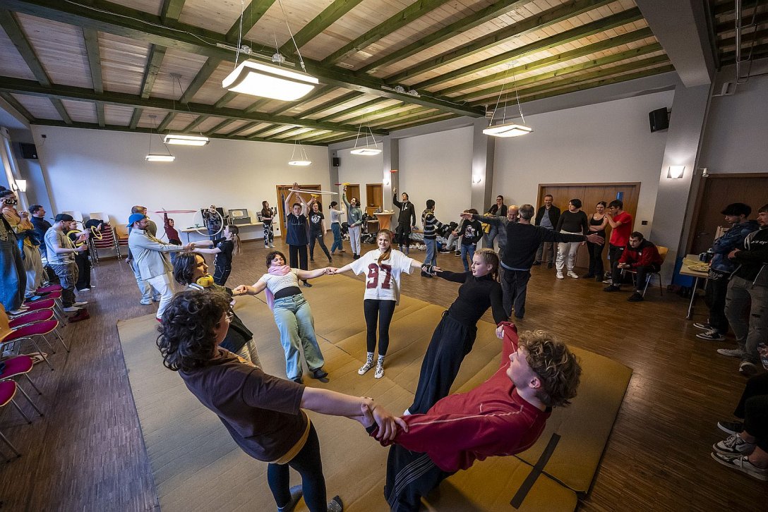 Jugendliche in einer Halle beim Tanzen und Jonglieren