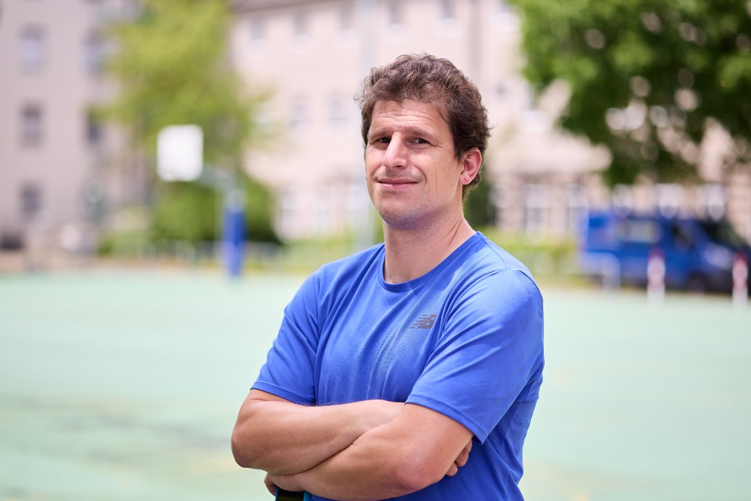 Porträt Teamleiter Michael Langer auf Sportplatz