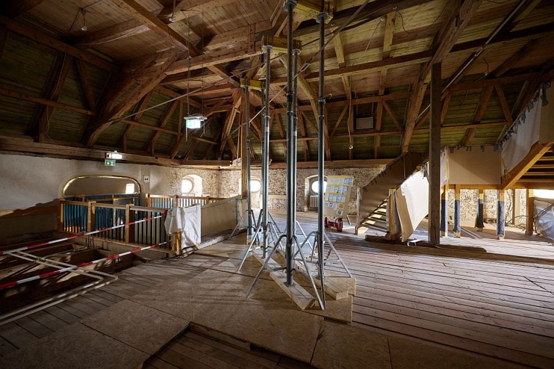 Saal im Maierhof des Zentrums für Umwelt und Kultur mit Stützbalken und Absperrbändern