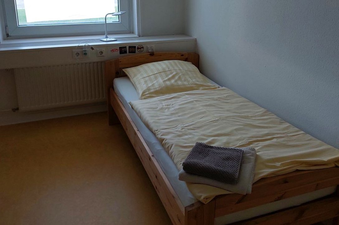 Zimmer mit frisch bezogenem Bett und Handtüchern in der Manege von Don Bosco in Berlin