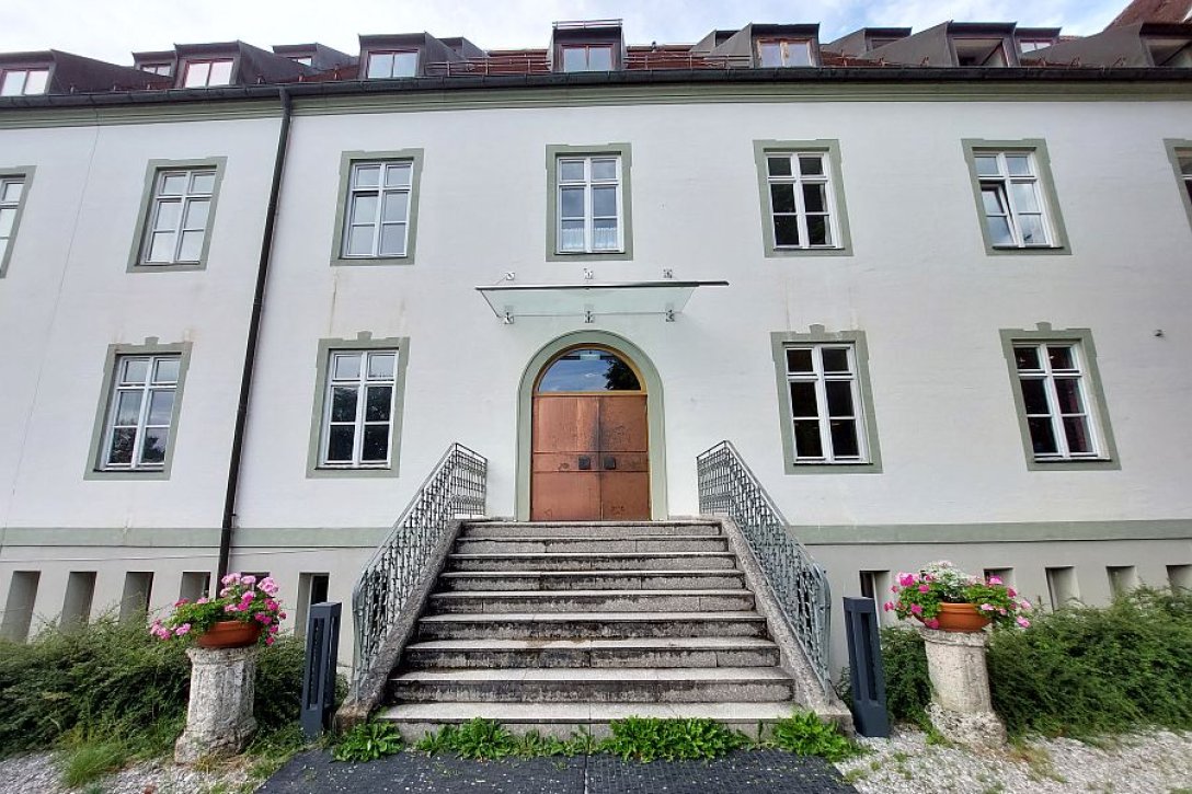 Tür mit Treppe zum Garten des Aktionszentrums im Kloster Benediktbeuern 