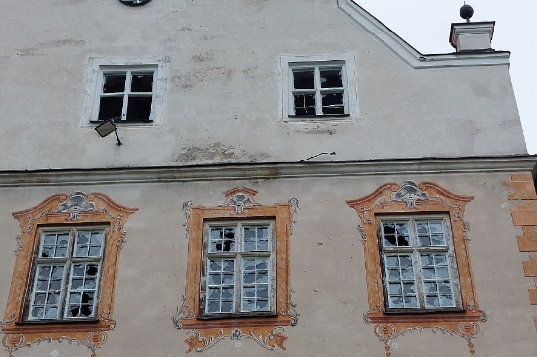 Kloster Benediktbeuern Zerstörte Fenster im Arkadenhof