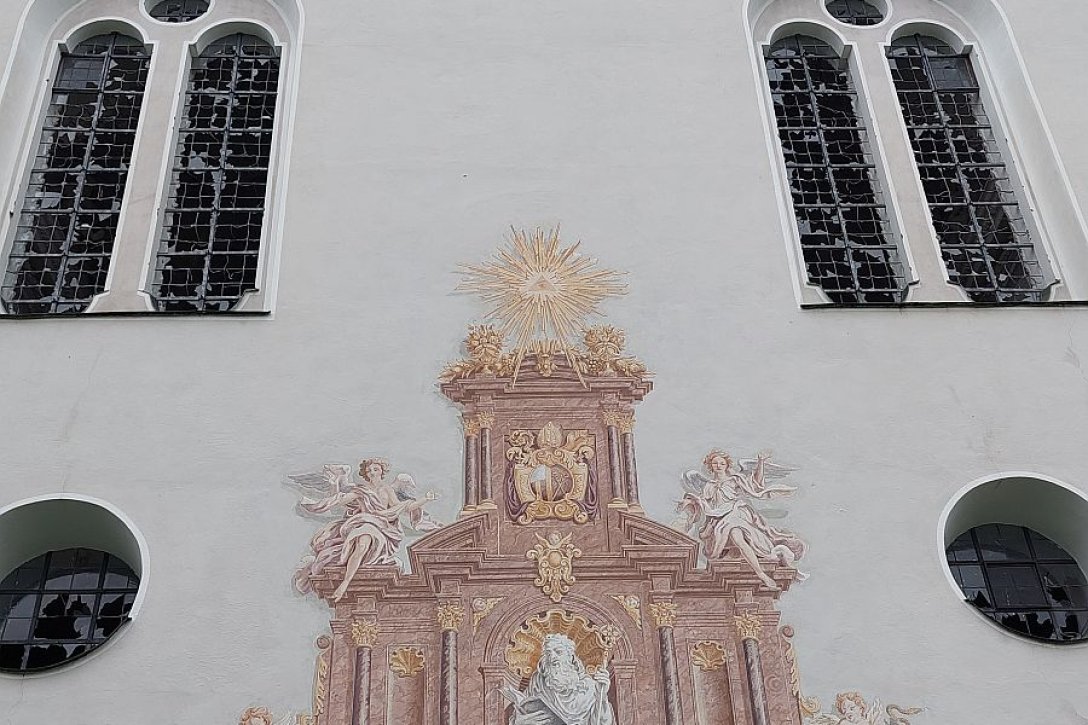 Kloster Benediktbeuern zerstörte Fenster an der Basilika
