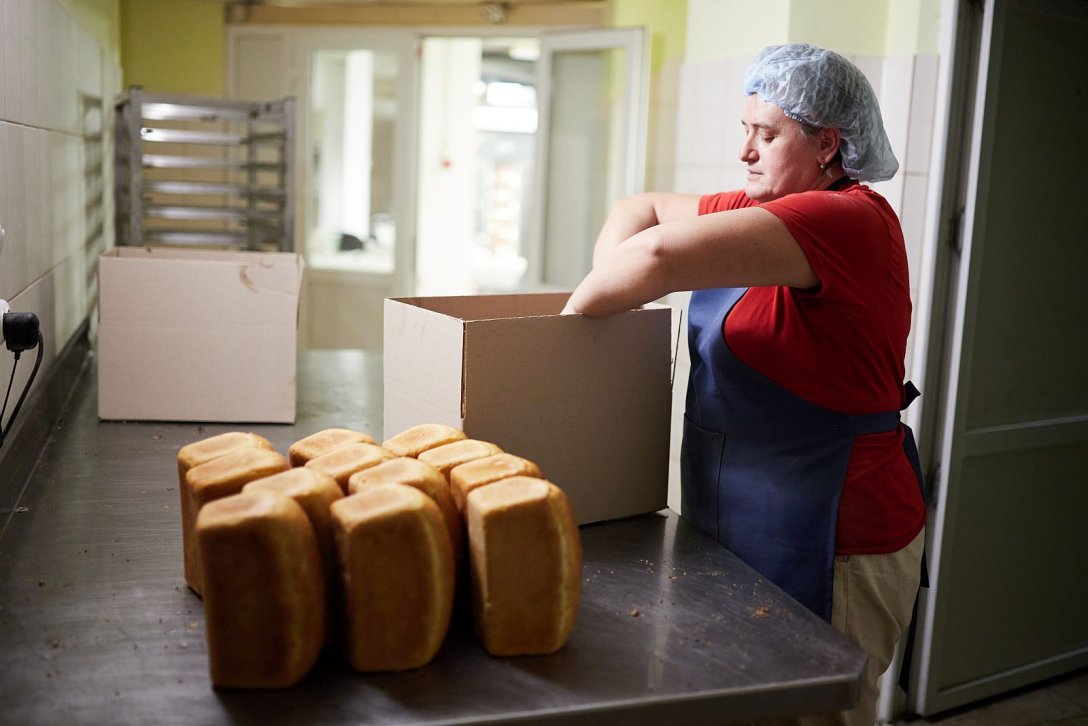 Frau verpackt Brote in Bäckerei in Lemberg 