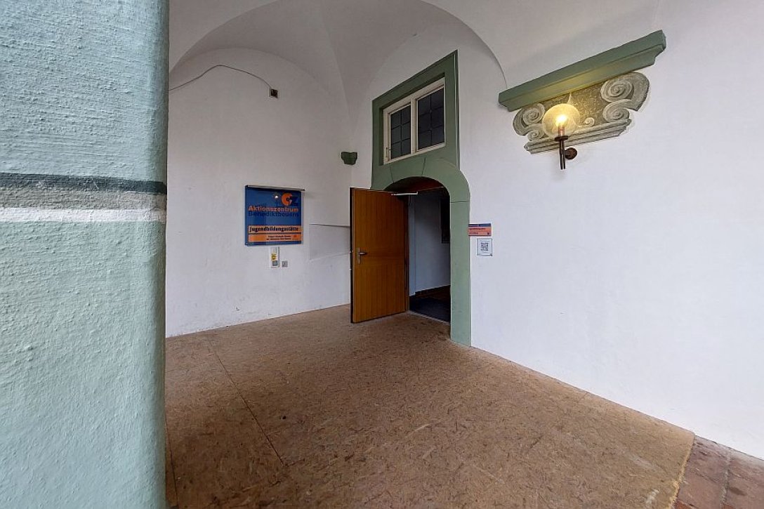 Barrierefreies Kloster Benediktbeuern: Zugang zum Aktionszentrum über den Innenhof als Alternative zum Haupteingang 