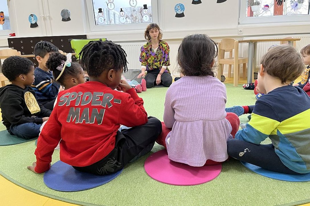 Kinder mit Erzieherin in der Bernhard-Bosch-Kita der Manege in Berlin