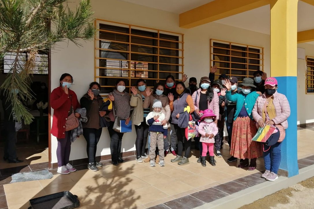 Eltern und Kinder vor der TOPATER Schule von Don Bosco in El Alto 