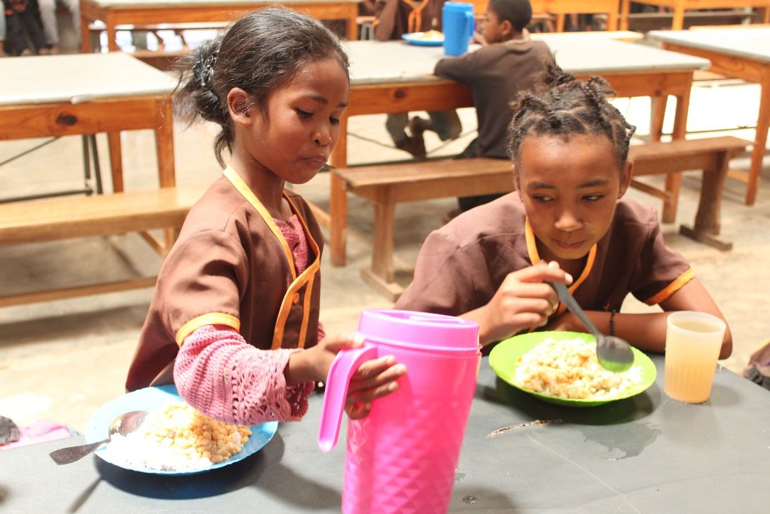 Mädchen essen im Speisesaal des Don Bosco Zentrums Ankofafa in Fianarantsoa, Madagaskar 