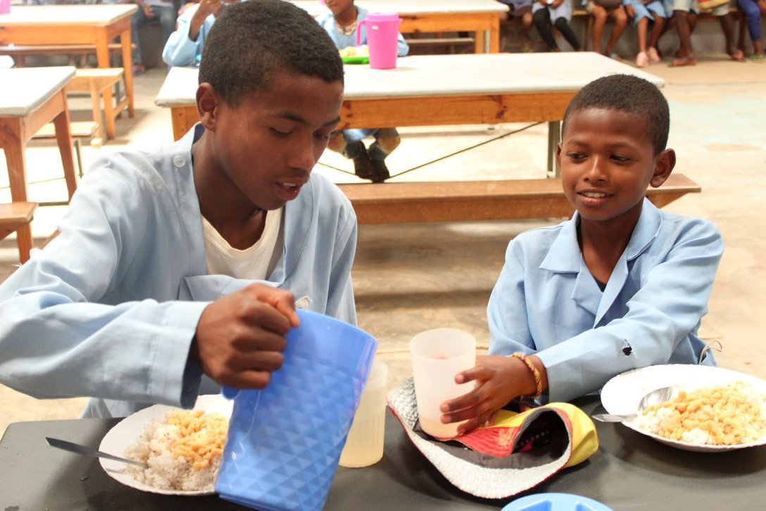 Jungen im Speisesaal des Don Bosco Zentrums Ankofafa in Madagaskar 