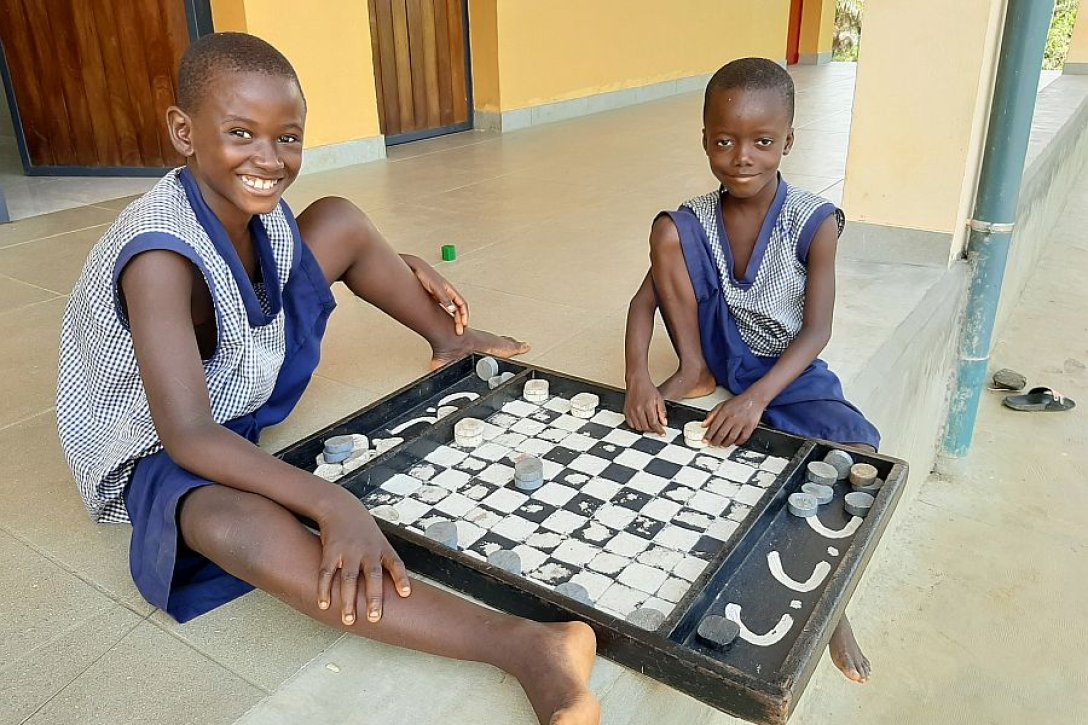 Kinder spielen im Therapie- und Rehazentrum Don Bosco Fambul in Baoma Village nahe Freetown in Sierra Leone