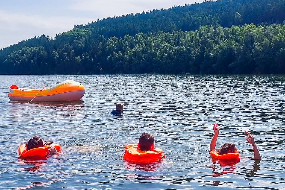 Schwimmen im See für die Kinder und Jugendlichen aus den heilpädagogischen Wohngruppen 