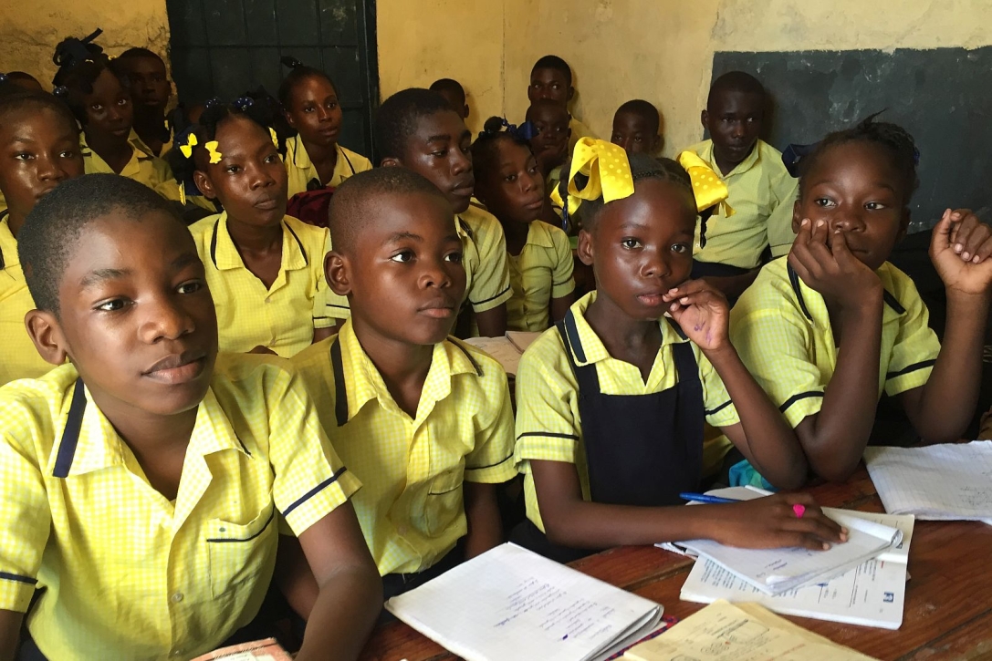 Haitianische Jugendliche in Klassenzimmer von Slumschule von Don Bosco in Port-au-Prince im Jahr 2018