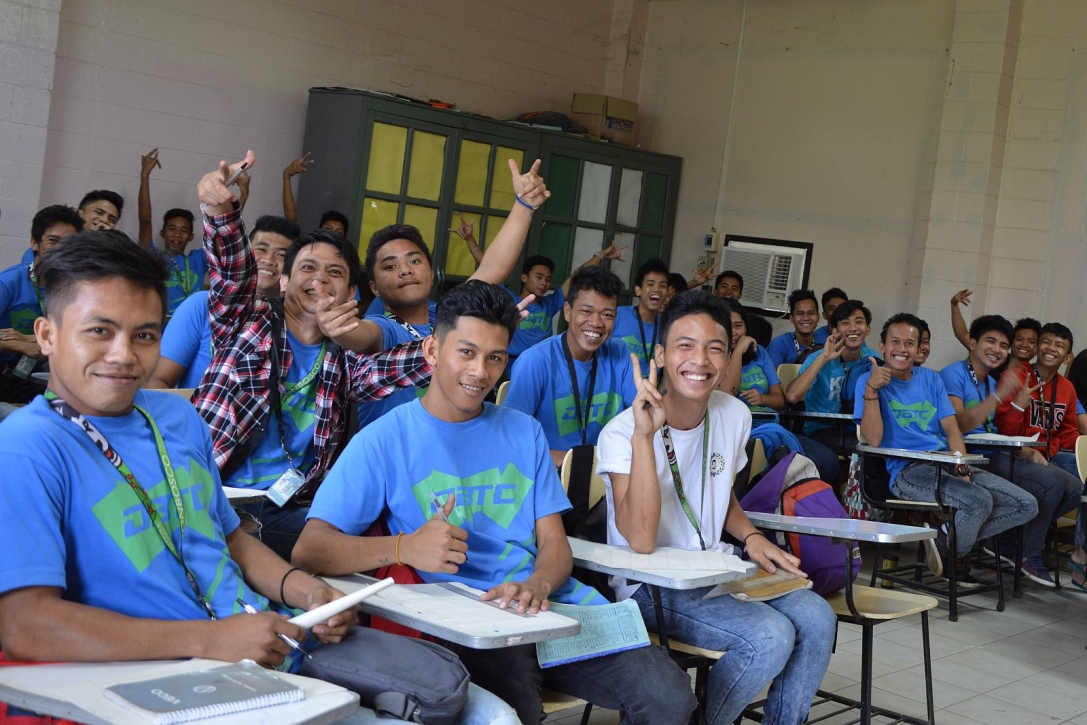 Jugendliche in einheitlichen blauen T-Shirts in einem Klassenzimmer in einer Don Bosco Einrichtung auf den Philippinen