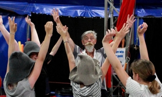 Pantomime Bene S. Schmidt mit Kindern bei einer Gala des Zirkus Giovanni bei Don Bosco in Bamberg 