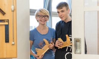 Zwei Jugendliche in Schreinerei bei Don Bosco in Würzburg mit Hobeln 