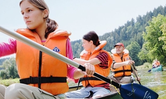 Jugendliche fahren im Kanu auf Fluss bei Angebot von Don Bosco 