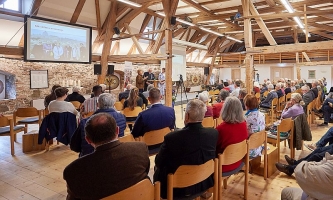Vortrag und Publikum bei Stifterfest von Don Bosco im Kloster Benediktbeuern 