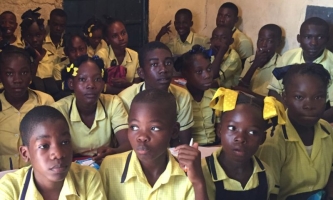 Schüler und Schülerinnen in einem Klassenzimmer in Haiti